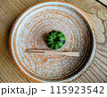 木の皿に盛られたスイカの和菓子 115923542