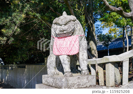 日本武尊が白鳥になって舞い降りた白鳥神社の拝殿へ至る道（香川県東かがわ市） 115925208