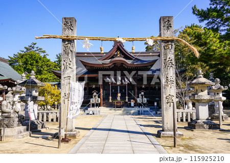 日本武尊が白鳥になって舞い降りた白鳥神社の拝殿へ至る道（香川県東かがわ市） 115925210