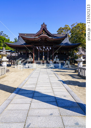 日本武尊が白鳥になって舞い降りた白鳥神社の拝殿へ至る道（香川県東かがわ市） 115925213