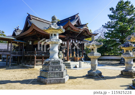 日本武尊が白鳥になって舞い降りた白鳥神社の拝殿へ至る道(香川県東かがわ市) 日本武尊が白鳥になって舞い降りた白鳥神社の拝殿へ至る道(香川県東かがわ市) 115925228