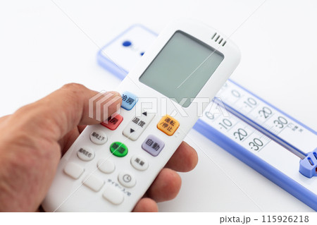 エアコンのリモコンと温度計 115926218