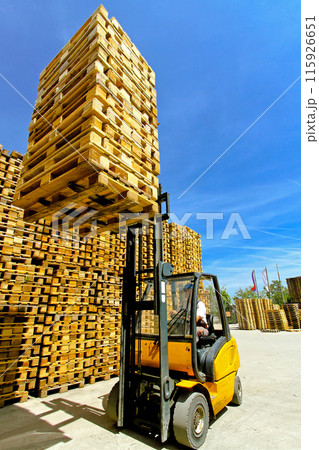 Forklift loads 115926651