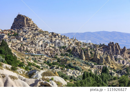 鳩の谷からウチヒサール城とウチヒサール街並み 115926827