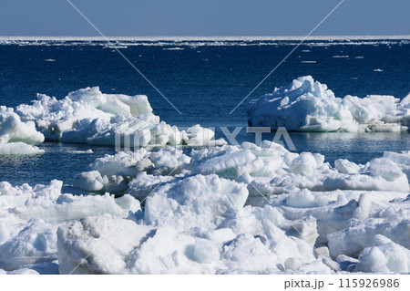 冬の野付半島の流氷 115926986