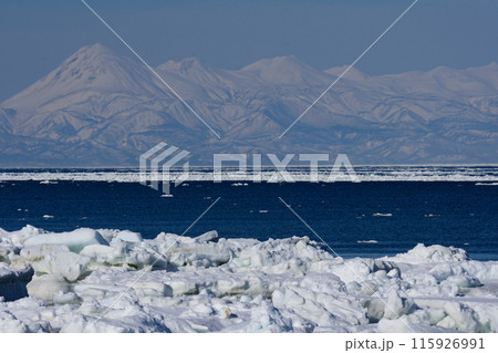冬の野付半島の流氷 115926991