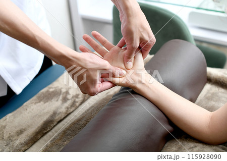 手・指の指圧マッサージのイメージ 手・指の指圧マッサージのイメージ 115928090