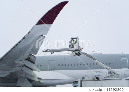 De-icing the aircraft before the flight. The deicing machine sprinkles the wing of a passenger plane with antifreeze. Winter at the airport. Snow. Aviation handling. Steam. Airport service De-icing the aircraft before the flight. The deicing machine sprinkles the wing of a passenger plane with antifreeze. Winter at the airport. Snow. Aviation handling. Steam. Airport service 115928094