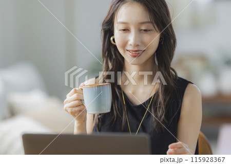 リビングでテレワークをする若い女性 115928367
