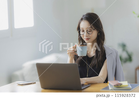 リビングでテレワークをする若い女性 リビングでテレワークをする若い女性 115928372