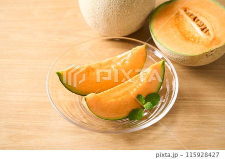 切り分けた赤肉メロン 北海道産アサヒメロン 切り分けた赤肉メロン 北海道産アサヒメロン 115928427