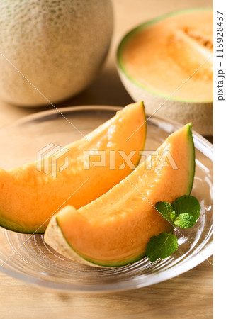 切り分けた赤肉メロン　北海道産アサヒメロン 115928437