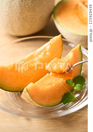 切り分けた赤肉メロン 北海道産アサヒメロン 切り分けた赤肉メロン 北海道産アサヒメロン 115928439