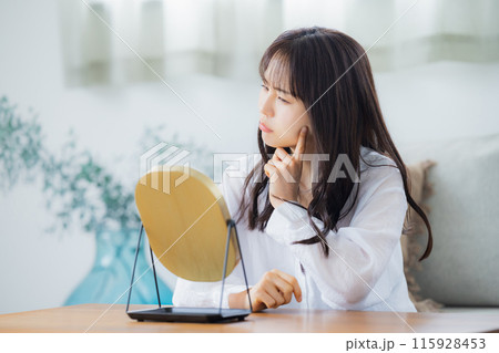 肌トラブルに悩む女性 115928453