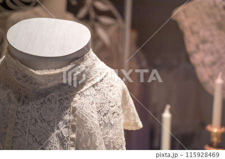 女性用のおしゃれなレースの洋服 女性用のおしゃれなレースの洋服 115928469