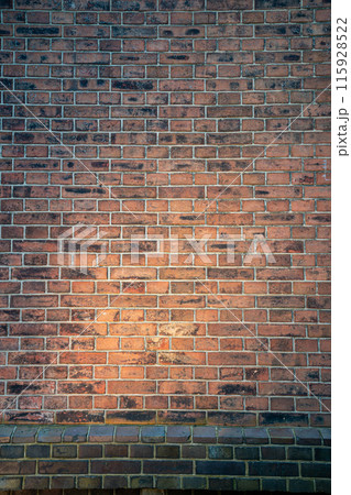 古く焼けたレンガの壁 古く焼けたレンガの壁 115928522