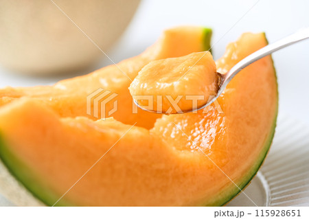 切り分けた赤肉メロン 北海道産アサヒメロン 切り分けた赤肉メロン 北海道産アサヒメロン 115928651