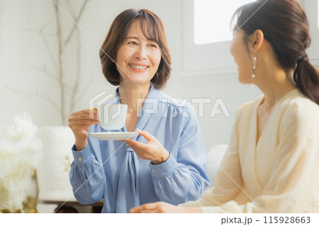 カフェで会話をする二人の女性 カフェで会話をする二人の女性 115928663