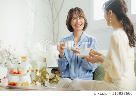 カフェで会話をする二人の女性 115928666
