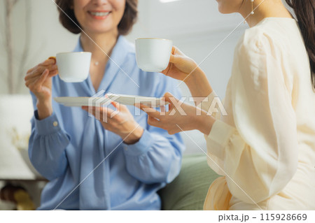 カフェで会話をする二人の女性 115928669