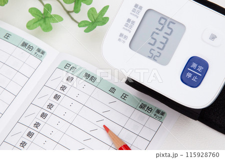 低血圧イメージ（血圧計と血圧手帳） 115928760