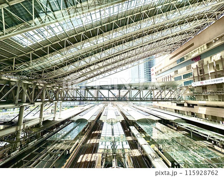 大阪駅 屋根 電車 大阪駅 屋根 電車 115928762
