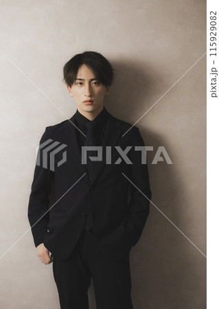 黒いスーツの男性　 115929082
