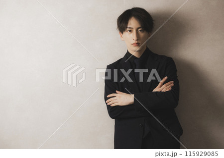 黒いスーツの男性　 115929085