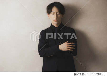 黒いスーツの男性　 115929086