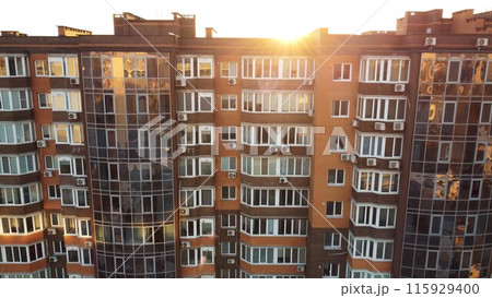 Sunlight streaming into tall building through...の写真素材 [115929400] - PIXTA