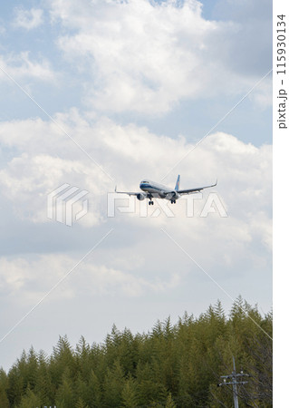 ひこうきの丘から見える飛行機 115930134