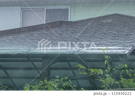 民家の屋根に大雨が打ち付けている　屋根とカーポート 115930222