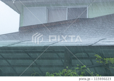 民家の屋根に大雨が打ち付けている 屋根とカーポート 民家の屋根に大雨が打ち付けている 屋根とカーポート 115930223