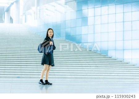女子高生　学校　制服 115930243