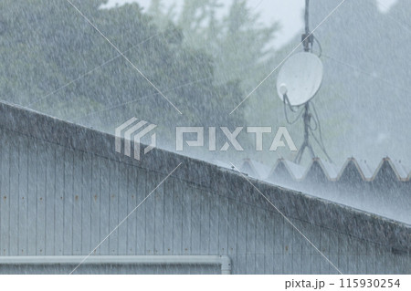 倉庫の屋根に豪雨が打ち付けている 衛星放送のアンテナが乗っている屋根 倉庫の屋根に豪雨が打ち付けている 衛星放送のアンテナが乗っている屋根 115930254