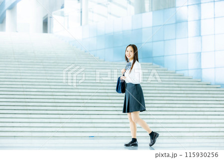 女子高生　学校　制服 115930256
