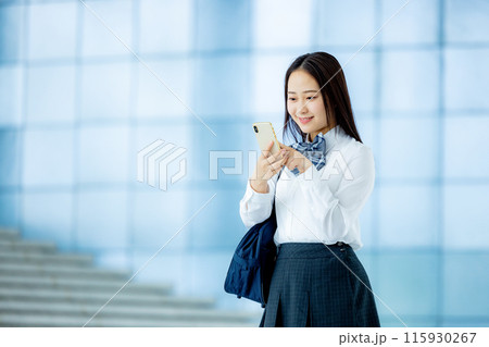 スマホを操作する女子高生 115930267