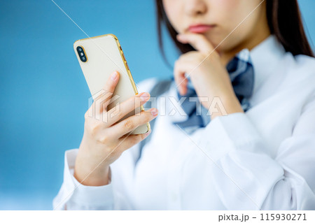 スマホを操作する女子高生 スマホを操作する女子高生 115930271