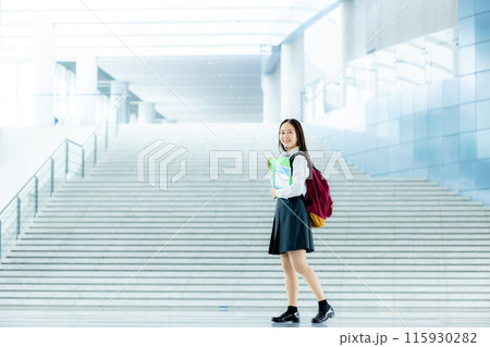 制服姿の女子高生 学校 制服姿の女子高生 学校 115930282