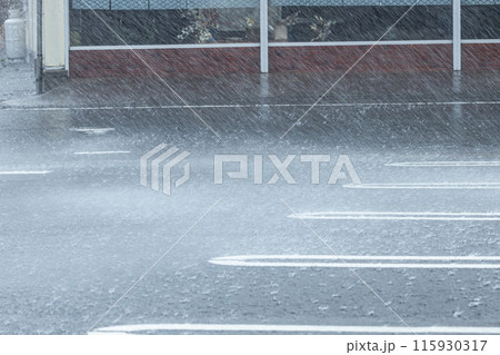駐車場のアスファルトに雨が打ち付けている　 115930317