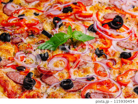 Delicious italian pepperoni pizza with fresh toppings 115930454