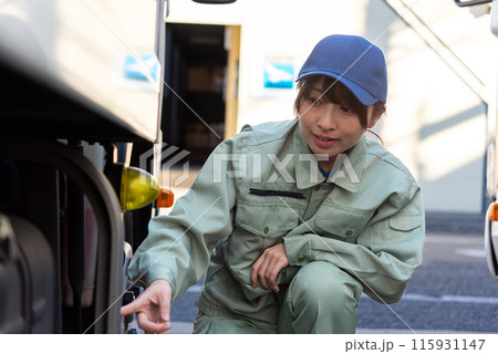 車両を点検するトラックドライバーの若い女性 車両を点検するトラックドライバーの若い女性 115931147