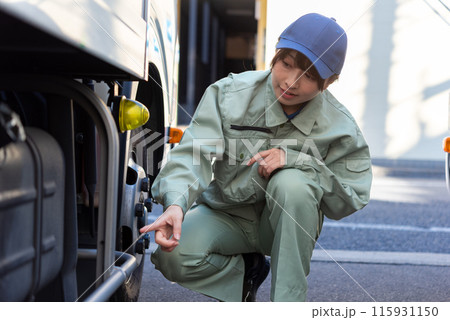 車両を点検するトラックドライバーの若い女性 車両を点検するトラックドライバーの若い女性 115931150