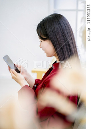 リビングでスマホを見る女性 リビングでスマホを見る女性 115931388