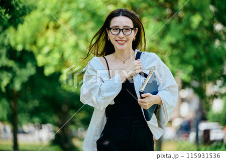街を走る若い女性 街を走る若い女性 115931536