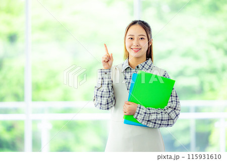 本とファイルを持つ学生 本とファイルを持つ学生 115931610