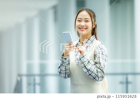 スマホを操作する若い女性 スマホを操作する若い女性 115931628
