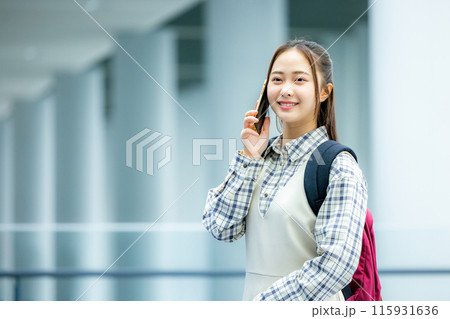 スマホを操作する若い女性 スマホを操作する若い女性 115931636