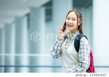 スマホを操作する若い女性 115931637