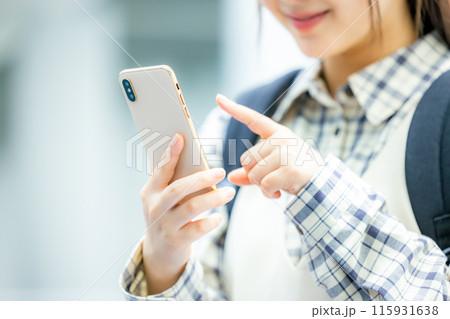 スマホを操作する若い女性 115931638